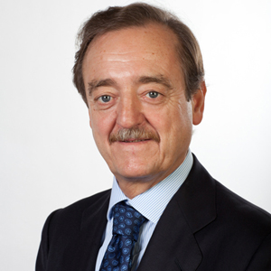 Dr. Carlos Macaya